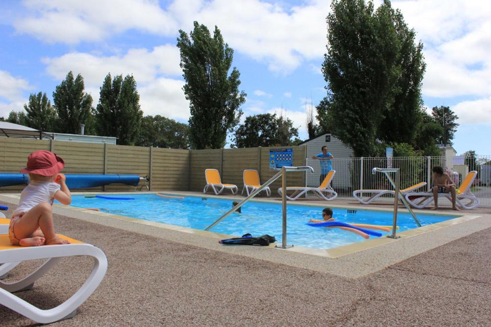 Ambon Camping De Brouel מראה חיצוני תמונה